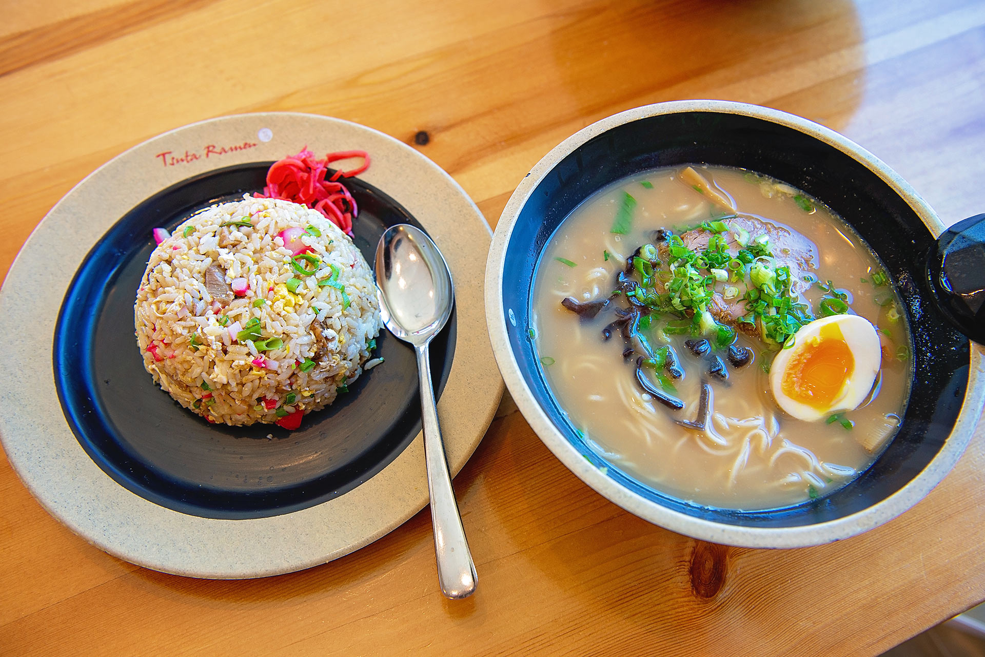 ツタ・ラーメン（カハラ）の醤油ラーメンとチャーハンのセット