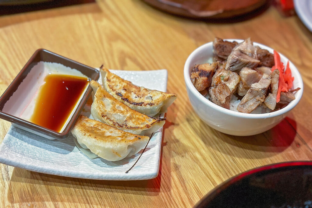 チャーシュー丼 + 3pc 餃子